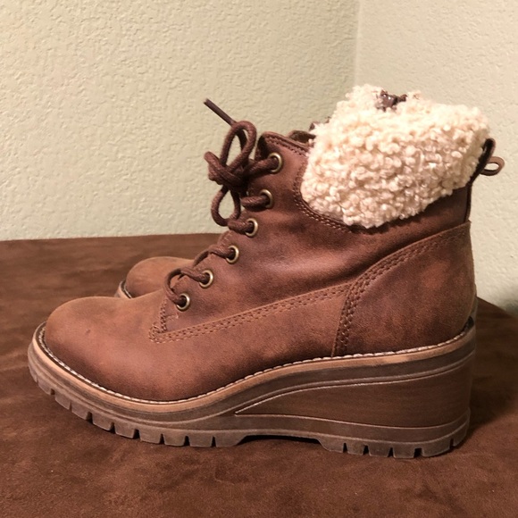 Fergie boots - Picture 3 of 9